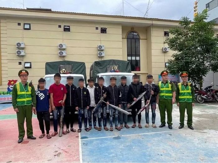 Các em học sinh tại xã Pà Vầy Sủ tự nguyện giao nộp các phụ kiện xe tự chế.