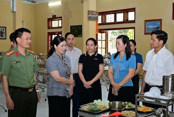 Lãnh đạo tỉnh Tuyên Quang kiểm tra bữa ăn của học sinh tại Trường Phổ thông Dân tộc nội trú tỉnh.