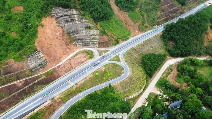  Dự kiến, công tác thi công điều chỉnh sẽ triển khai vào đầu tháng 6/2026. Theo Ban QLDA đường Hồ Chí Minh, do phải chờ Bộ Xây dựng phê duyệt chủ trương, thực hiện giải phóng mặt bằng, thiết kế kỹ thuật và các thủ tục liên quan, nên việc triển khai xử lý những bất cập, nguy hiểm tại nút giao Khe Tre cần có thời gian. 