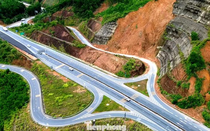 Liên quan phương án xử lý lâu dài, ông Trần Đức Hiệp - Giám đốc Ban QLDA La Sơn - Hòa Liên thuộc Ban QLDA đường Hồ Chí Minh, cho biết, nút giao Khe Tre sẽ được điều chỉnh tổ chức giao thông.