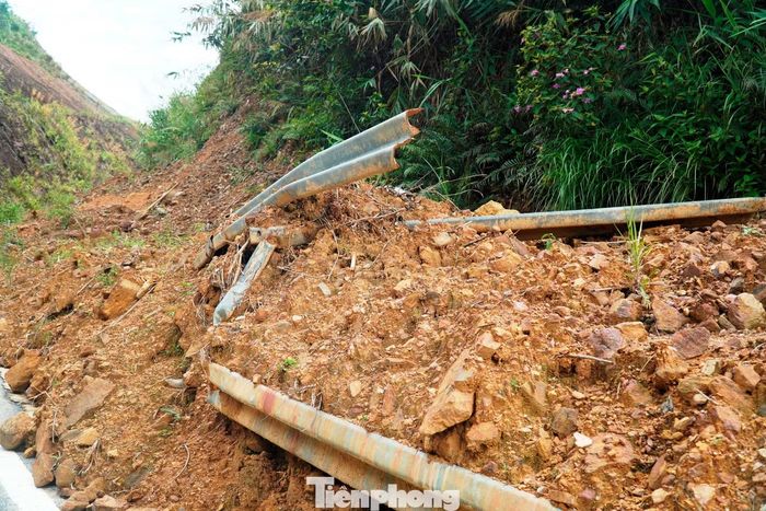  Thời gian qua, đơn vị quản lý tuyến đã nhiều lần thu dọn đất đá và mảnh vỡ bê tông để đảm bảo giao thông tạm thời. Tuy nhiên, việc xử lý hiện chủ yếu mang tính tình thế, chưa thể khắc phục triệt để nguy cơ mất an toàn. 