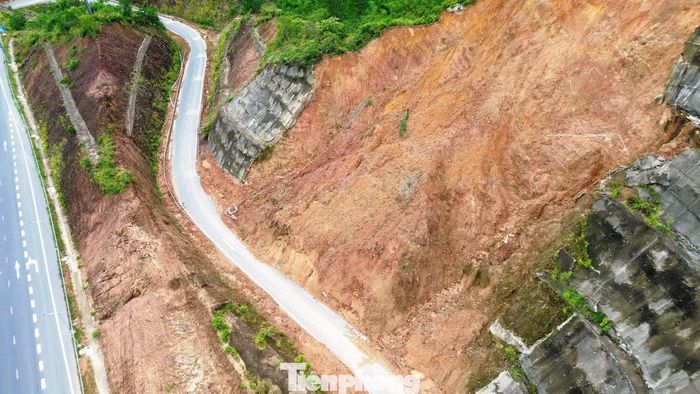 Tuyến đường dẫn từ cao tốc xuống xã Khe Tre vốn nhỏ, quanh co theo sườn núi nay càng trở nên nguy hiểm khi vị trí taluy sạt lở vẫn chưa ổn định. Trong điều kiện trời mưa, sương mù hoặc ban đêm, nguy cơ mất an toàn giao thông càng gia tăng.