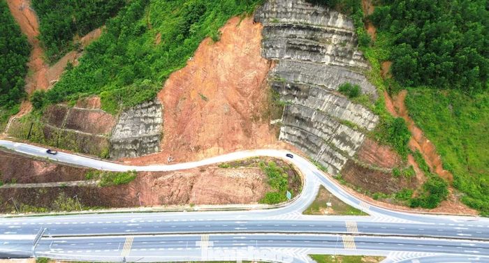  Không chỉ vị trí sạt lở chính, nhiều đoạn taluy lân cận cũng xuất hiện dấu hiệu bong bật, hư hỏng sau mưa lũ. Trên các sườn đồi xung quanh còn xuất hiện thêm nhiều khe nứt, vệt sạt trượt loang lổ, cho thấy nguy cơ mất ổn định địa chất trên diện rộng tại khu vực nút giao Khe Tre. 