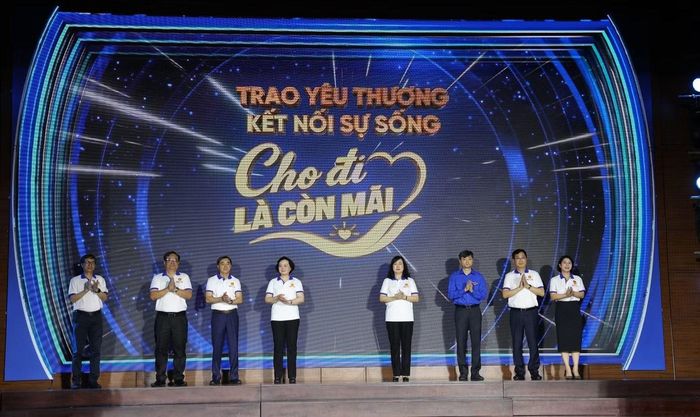 Phó Thủ tướng Phạm Thị Thanh Trà và các đại biểu phát động Ngày hưởng ứng hiến mô tạng 20/5.