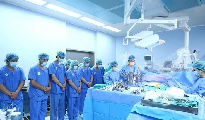 Các bác sĩ BV Trung ương Quân đội 108 tri ân người hiến tạng trước khi bước vào ca lấy mô tạng.