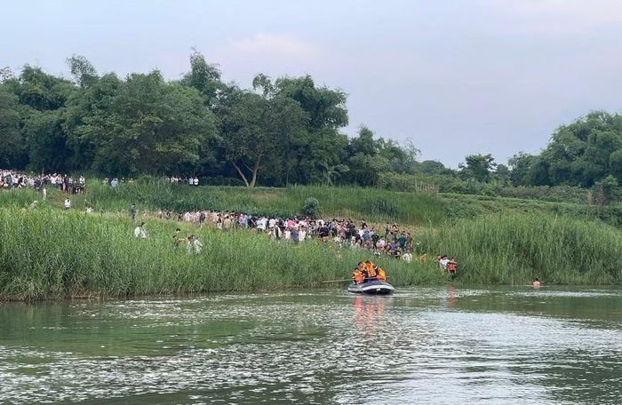 Lực lượng chức năng và ông Khoa tìm kiếm các cháu đuối nước trên sông Lô.