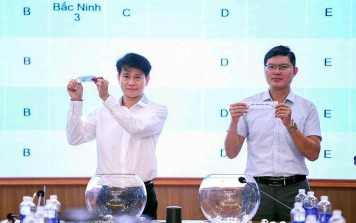 Đại diện ban tổ chức Giải bóng đá công nhân, viên chức Việt Nam 2026 bốc thăm cho các đội dự giải.