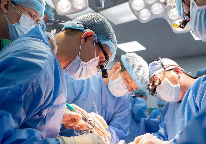 Các bác sĩ tiến hành phẫu thuật tiếp nhận tạng của người hiến. Ảnh: BVCC