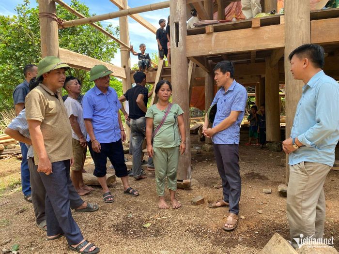 Lãnh đạo xã Lượng Minh trao đổi với hộ bà Moong Thị May ở bản Cà Moong trước khi thực hiện hỗ trợ sửa chữa, xây dựng lại nhà ở - Ảnh: Thanh Hải