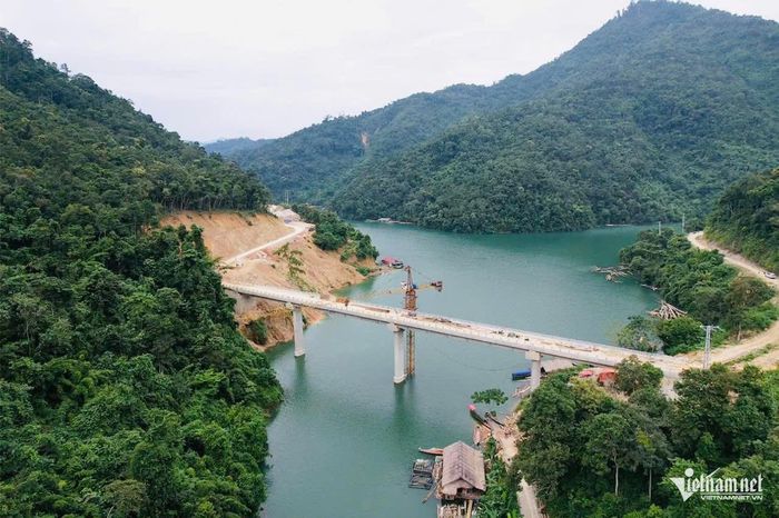 Từ nguồn vốn Chương trình MTQG phát triển KT-XH vùng đồng bào DTTS&amp;MN giai đoạn 2021-2025, hợp phần cầu Chà Là nằm trong dự án mở đường vào các xã vùng lòng hồ Bản Vẽ đang gấp rút hoàn thành. Ảnh: Hồ Phương