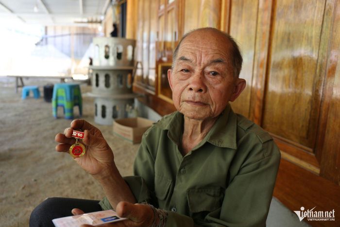 Ông Và Nhìa Hờ - 63 năm tuổi Đảng ở bản Mường Lống 2, xã Mường Lống: "Đảng về mới nói cho dân biết mình cũng có quyền sống, quyền làm chủ đất nước. Vì thế mà dân tin theo" - Ảnh: Thanh Hải