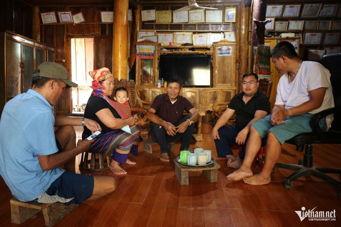 Ông Hoa Phò Ngành - người có uy tín bản Xốp Lau (ở giữa), xã Mường Típ: "Đảng còn được dân tin thì còn sức mạnh" - Ảnh: Thanh Hải