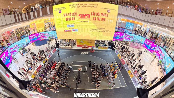 Giải bóng rổ 3x3 tại Aeon Mall Huế thu hút đông đảo bạn trẻ tham gia và cổ vũ, mang đến không khí thể thao sôi động ngay trong không gian TTTM.