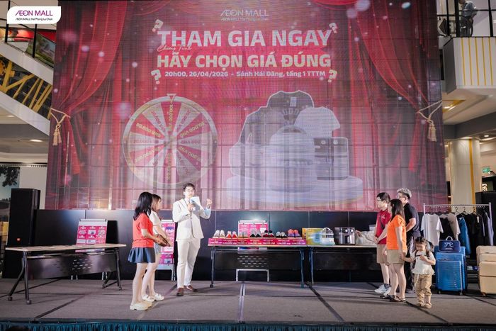 Khách hàng hào hứng tham gia chương trình “Hãy chọn giá đúng” tại TTTM Aeon Mall Hải Phòng Lê Chân