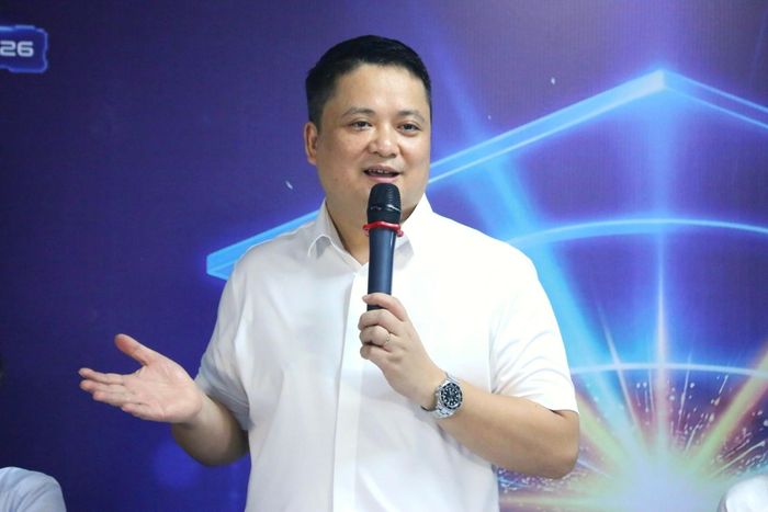 Ông Nghiêm Văn Bình, Trưởng Phòng Quản lý thi và Kiểm định chất lượng giáo dục (Sở GD-ĐT Hà Nội) giải đáp một số câu hỏi của thí sinh.