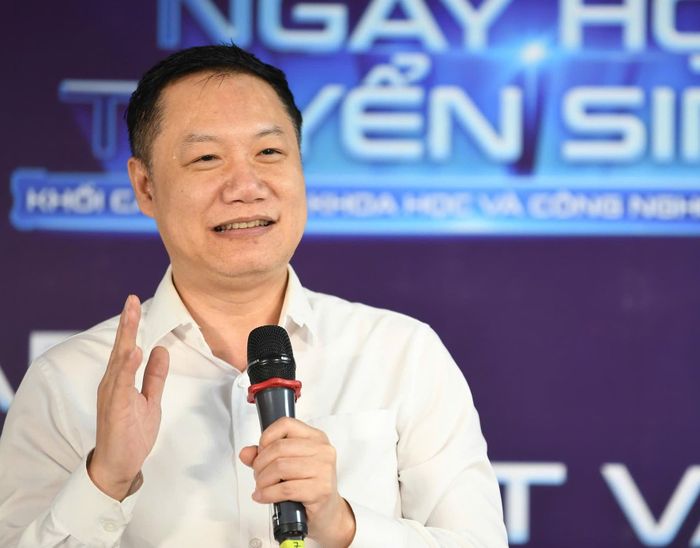 GS Nguyễn Tiến Thảo, Vụ trưởng Vụ Giáo dục Đại học (Bộ GD-ĐT) tư vấn cho các học sinh.