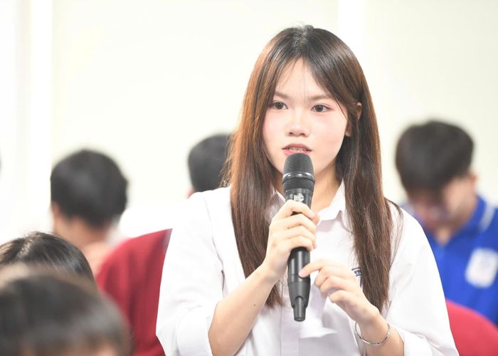 Nữ sinh Trần Thanh Hương (học sinh Trường THPT Yên Hòa, Hà Nội) chia sẻ tại Ngày hội tuyển sinh.