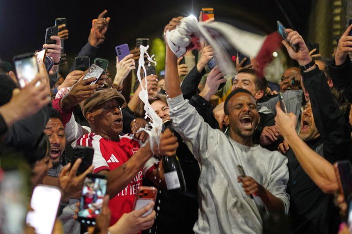 Cựu danh thủ Ian Wright cũng hòa mình vào dòng người ăn mừng