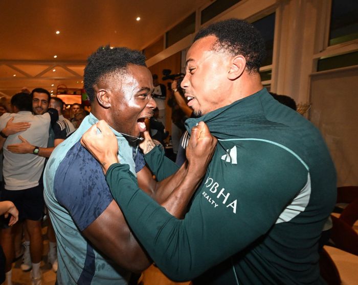 Bukayo Saka ăn mừng đầy phấn khích cùng Gabriel