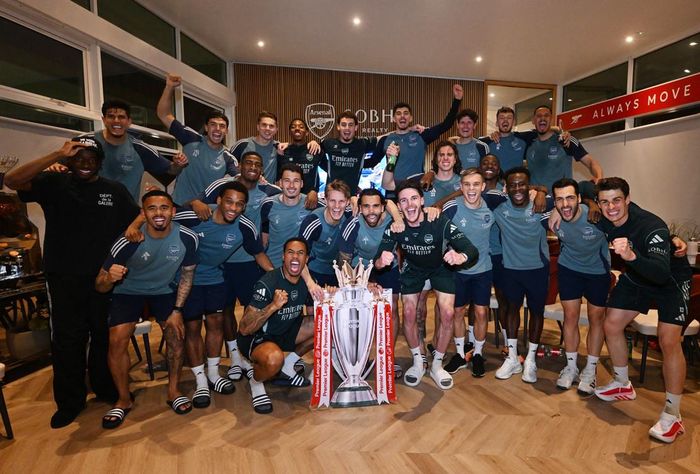 Các thành viên Arsenal chụp hình cùng chiếc cúp tượng trưng