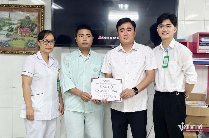 Đại diện Báo VietNamNet cùng phòng Công tác xã hội (Bệnh viện Việt Đức) trao số tiền 157.181.673 đồng đến gia đình anh Lò Văn Lan