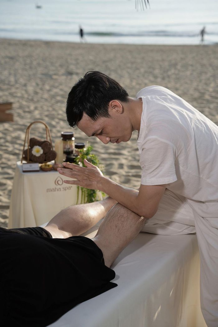 Đôi tay kỹ thuật viên phải biết “kể chuyện”. Ảnh: Maha Spa