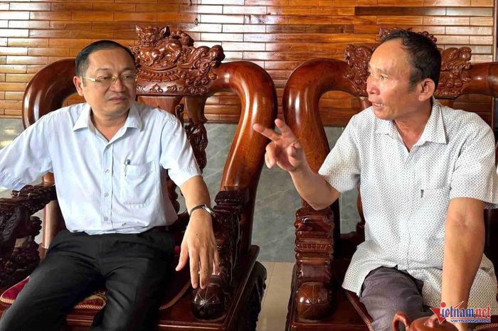  Ông Nguyễn Văn Phú (trái) - Phó chủ tịch UBND xã Ea Bung chia sẻ cùng ông Hà Văn Tân. Ảnh: Hải Dương