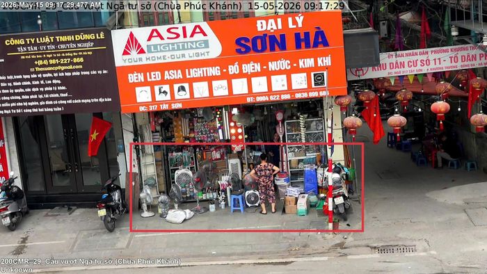 Sử dụng trái phép vỉa hè để bày bán hàng hóa trước 317 Tây Sơn, phường Kim Liên. Ảnh: CACC