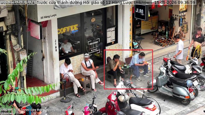  Sử dụng trái phép vỉa hè kinh doanh dịch vụ ăn uống trước 35 Hàng Lược, phường Hoàn Kiếm. Ảnh: CACC