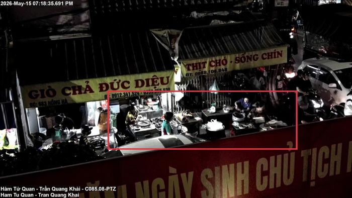 Sử dụng trái phép vỉa hè, lòng đường để bày bán hàng hóa tại 683 Hồng Hà, phường Hồng Hà. Ảnh: CACC
