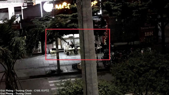  Sử dụng trái phép vỉa hè để kinh doanh dịch vụ ăn uống trước 259 Giải Phóng, phường Bạch Mai. Ảnh: CACC