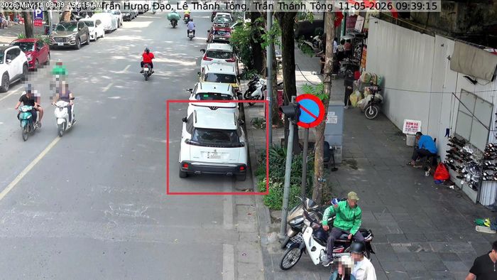Đỗ xe ô tô tại nơi có biển "cấm đỗ xe" tại 31 Lê Thánh Tông, phường Cửa Nam. Ảnh: CACC