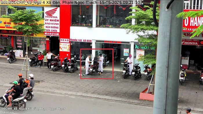 Sử dụng trái phép vỉa hè để sửa chữa phương tiện tại 182 Xã Đàn, phường Văn Miếu - Quốc Tử Giám. Ảnh: CACC
