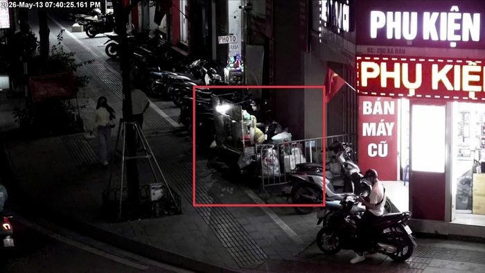  Sử dụng trái phép vỉa hè để bày bán hàng hóa cạnh 200 Xã Đàn, phường Văn Miếu-Quốc Tử Giám. Ảnh: CACC