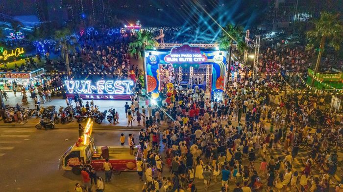  Không khí náo nhiệt và sầm uất tại chợ đêm VUI-Fest Hạ Long. Ảnh: Ánh Dương