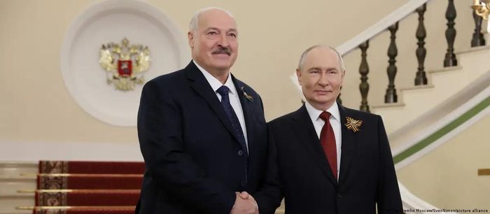 Nhà lãnh đạo Belarus Lukashenko (trái). là đồng minh thân cận của Tổng thống Nga Putin (phải), đã đồng ý tiếp nhận các tên lửa hạt nhân chiến thuật của Nga vào năm 2023. Ảnh: Điện Kremlin Moscow 9/5/2026/SvenSimon/picture alliance