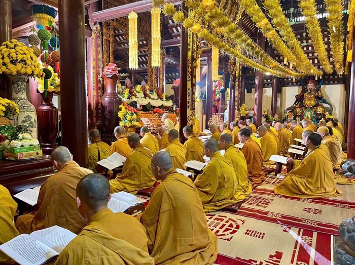 Tăng ni chùa Liên Trì (xã Kiều Phú, Hà Nội) thành kính cử hành khóa lễ ngày rằm