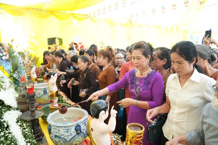 Mùa Phật đản không chỉ là ngày lễ thiêng liêng của những người con Phật, mà còn là dịp để mỗi người sống chậm lại giữa nhịp đời tất bật