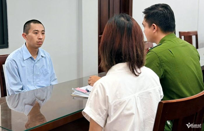 Đối tượng Chen Jian Xiang tại cơ quan công an.