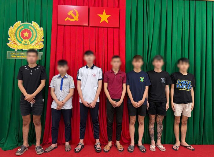 Nhóm đối tượng của Trần Thanh Nhật Phát tại cơ quan công an. Ảnh: A.X
