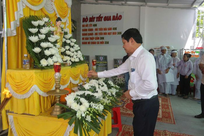Đại diện chính quyền địa phương đến thắp nhang, chia buồn với gia đình nạn nhân. Ảnh: HA