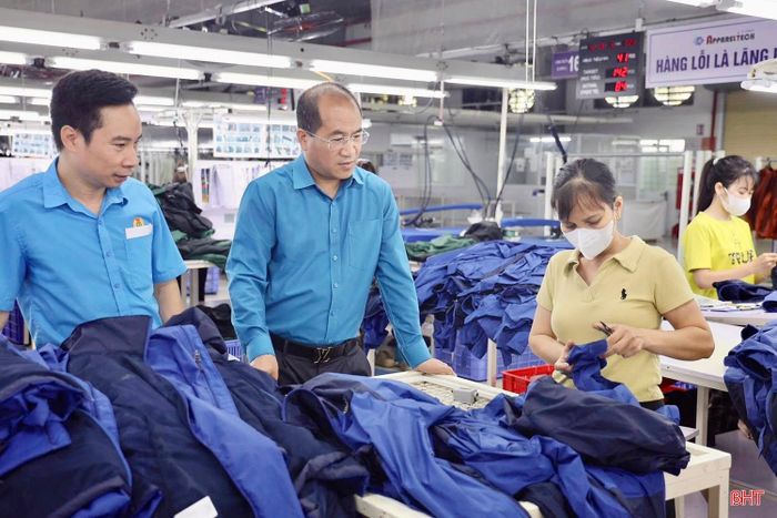  Phó Chủ tịch Ủy ban MTTQ tỉnh, Chủ tịch LĐLĐ tỉnh Nguyễn Thế Hoàn kiểm tra tình hình sản xuất, đời sống, việc làm của người lao động tại Công ty TNHH May mặc xuất khẩu Appareltech Hà Tĩnh. 