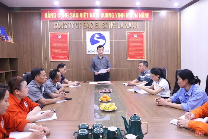  Chi bộ Công ty CP Bao bì Sông La Xanh phát huy tốt vai trò hạt nhân chính trị, lãnh đạo thực hiện nhiệm vụ chuyên môn. 