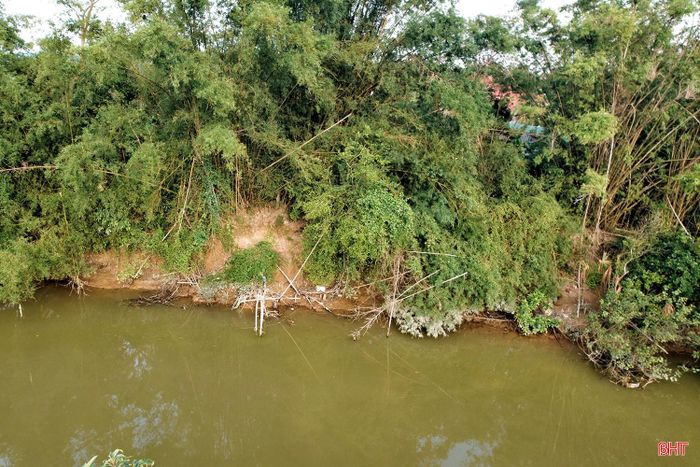 Năm 2025, xã Đức Quang cũng như nhiều địa phương ở Hà Tĩnh liên tiếp hứng chịu các đợt mưa lũ lớn, đặc biệt là bão số 5 và bão số 10 với cường độ mạnh, gây ngập lụt kéo dài trên diện rộng. Sau mỗi trận lũ, nhiều diện tích đất ven sông bị dòng nước xoáy khoét sâu, cuốn trôi, khiến tình trạng sạt lở ngày càng nghiêm trọng.