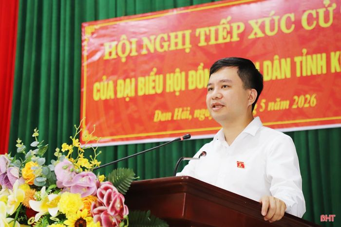 Ông Phan Trung Kiên - Phó Trưởng ban Văn hóa - Xã hội HĐND tỉnh báo cáo các nội dung liên quan tại hội nghị.