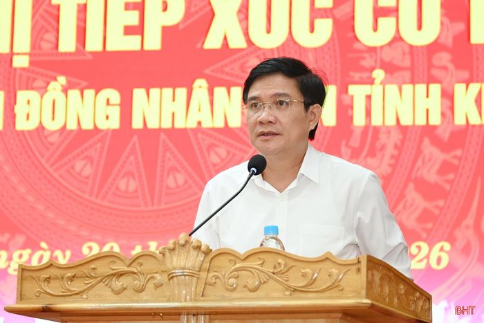  Bí thư Đảng ủy xã Lộc Hà Trần Hữu Thuần trao đổi một số ý kiến, kiến nghị của cử tri. 