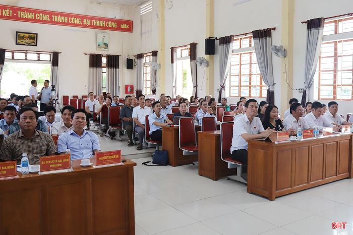 Các đại biểu dự hội nghị tiếp xúc cử tri.