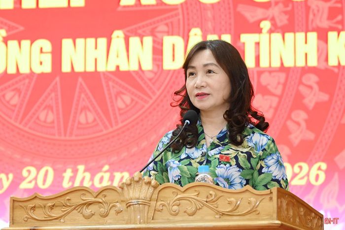  Phó Bí thư chuyên trách Đảng ủy các cơ quan Đảng tỉnh Nguyễn Thị Mai Thủy báo cáo tại hội nghị. 