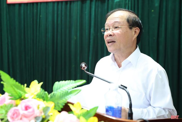  Ông Nguyễn Hoài Sơn - Bí thư Đảng ủy phường Sông Trí đại diện Tổ đại biểu số 1 báo cáo các nội dung liên quan tại hội nghị. 