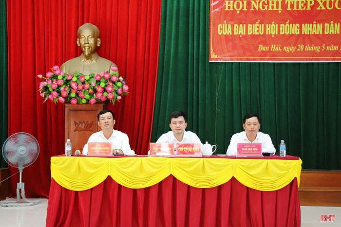 Chủ trì hội nghị.